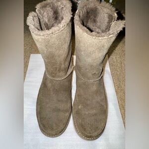 Used Women’s Ugg Classic Zip Short